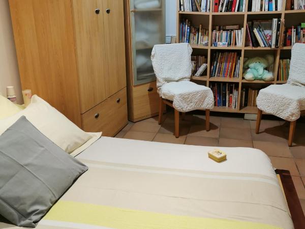 APPARTEMENT EN SOUS SOL DE VILLA avec accès jardin et piscine : photo 4 de la chambre chambre double avec salle de bains privative extérieure