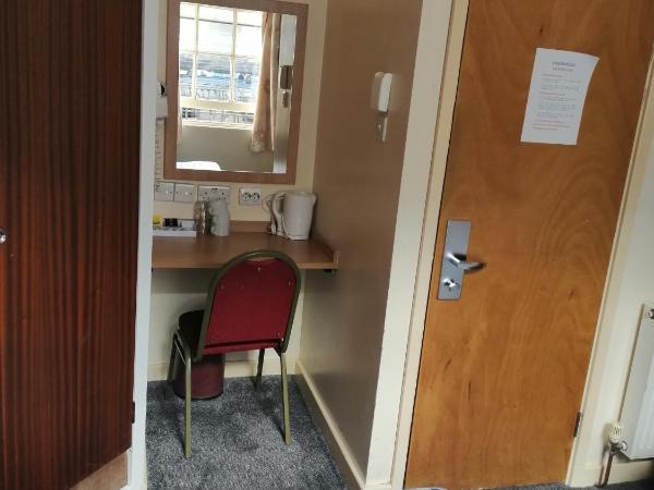 Colliers Hotel : photo 3 de la chambre chambre triple avec douche et toilettes privatives