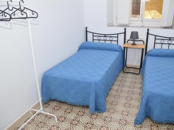 Pensión Las Cuatro Naciones : photo 1 de la chambre chambre lits jumeaux avec salle de bains commune