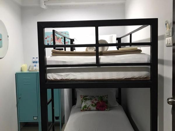 BB House Budget & Boutique : photo 3 de la chambre hébergement familial privé avec 4 lits superposés (sans fenêtre)