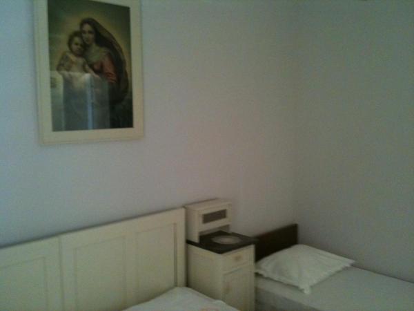 Hostel Guesthouse Mira : photo 2 de la chambre chambre triple avec salle de bains commune