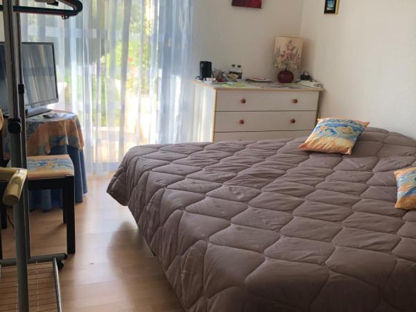 Villa C3 Arthur Rimbaub chambre d'hôte piscine proche mer plage 600m : photo 5 de la chambre chambre lit queen-size - vue sur piscine