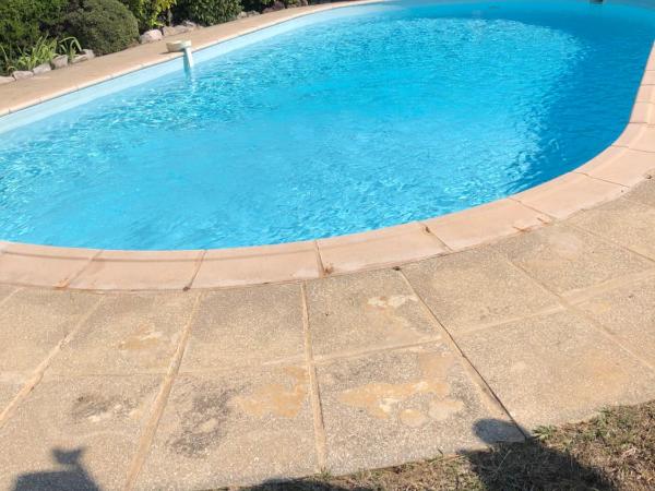 Villa C3 Arthur Rimbaub chambre d'hôte piscine proche mer plage 600m : photo 2 de la chambre chambre lit queen-size - vue sur piscine