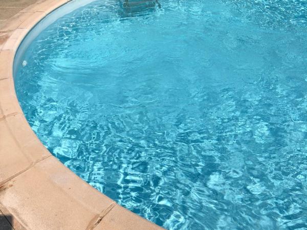 Villa C3 Arthur Rimbaub chambre d'hôte piscine proche mer plage 600m : photo 3 de la chambre chambre lit queen-size - vue sur piscine