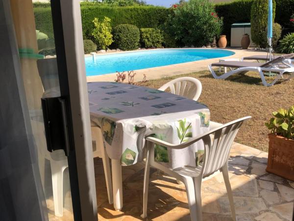 Villa C3 Arthur Rimbaub chambre d'hôte piscine proche mer plage 600m : photo 4 de la chambre chambre lit queen-size - vue sur piscine