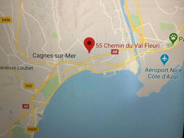 Villa C3 Arthur Rimbaub chambre d'hôte piscine proche mer plage 600m : photo 1 de la chambre chambre lit queen-size - vue sur piscine