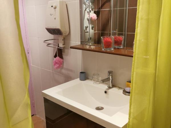 APPARTEMENT EN SOUS SOL DE VILLA avec accès jardin et piscine : photo 1 de la chambre chambre double avec salle de bains privative extérieure