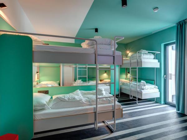 MEININGER Hotel Bruxelles Gare du Midi : photo 3 de la chambre lit dans dortoir mixte de 8 lits 