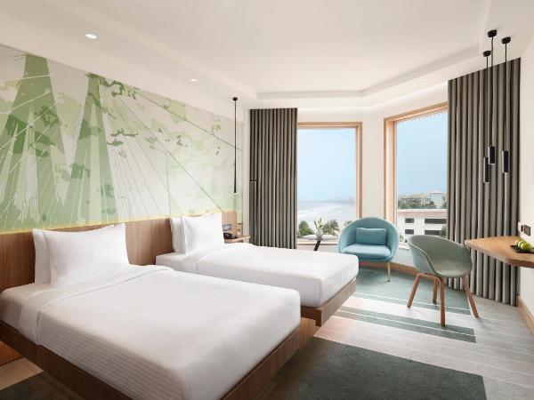 Novotel Mumbai Juhu Beach : photo 1 de la chambre premier twin bed city view higher floor with complimentary two way airport transfers, happy hours from 6pm to 8pm imfl brands at premier lounge and 15% discount on food & beverage.