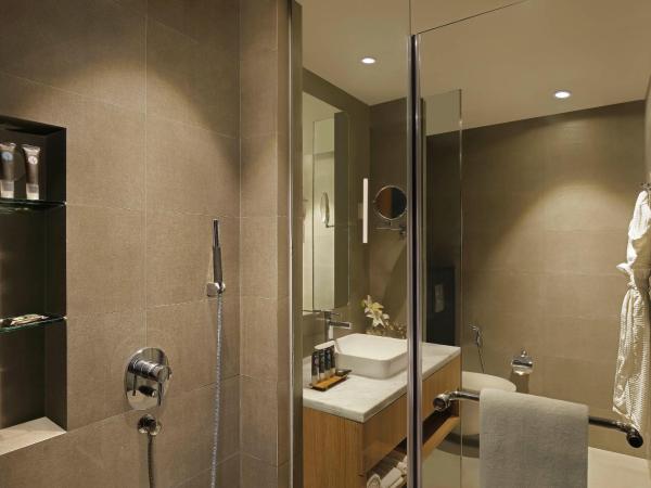 Novotel Mumbai Juhu Beach : photo 4 de la chambre superior twin room with city view with 15% discount on food & beverage