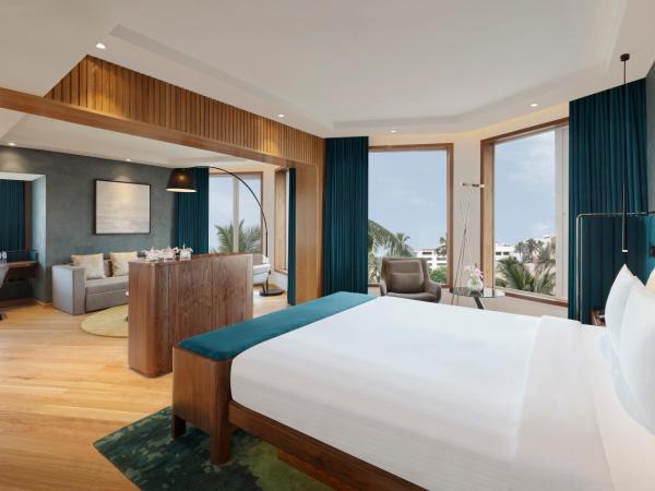 Novotel Mumbai Juhu Beach : photo 1 de la chambre executive suite king bed ocean view with complimentary two way airport transfers, happy hours from 6pm to 8pm imfl brands at premier lounge and 15% discount on food & beverage.