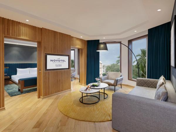 Novotel Mumbai Juhu Beach : photo 1 de la chambre executive suite king bed city view with complimentary two way airport transfers, happy hours from 6pm to 8pm imfl brands at premier lounge and 15% discount on food & beverage.