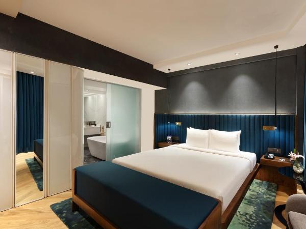 Novotel Mumbai Juhu Beach : photo 3 de la chambre executive suite king bed city view with complimentary two way airport transfers, happy hours from 6pm to 8pm imfl brands at premier lounge and 15% discount on food & beverage.