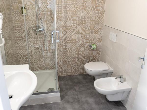 Piccolo Catalunya Hostel : photo 10 de la chambre chambre triple avec balcon