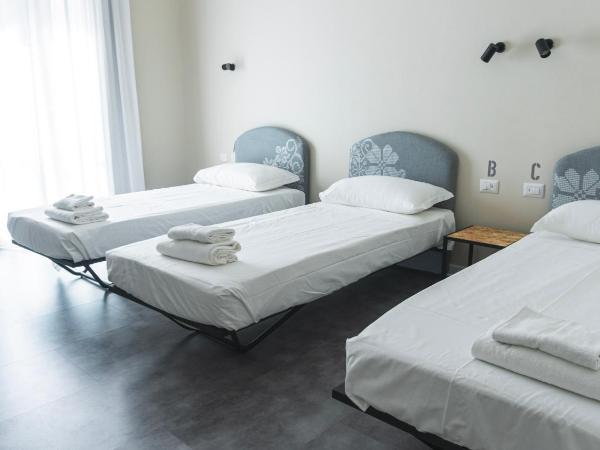 Piccolo Catalunya Hostel : photo 9 de la chambre chambre triple avec balcon