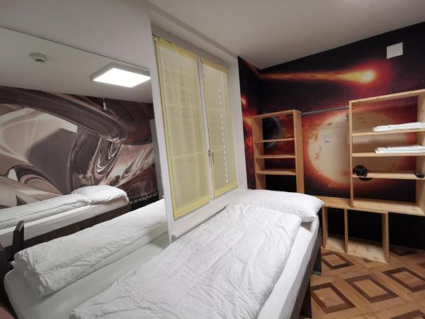 Hotel16 by Messe & Stadion Suisse in Minuten & Late Check-in : photo 1 de la chambre chambre lits jumeaux avec salle de bains commune