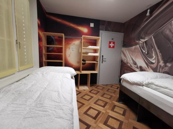 Hotel16 by Messe & Stadion Suisse in Minuten & Late Check-in : photo 2 de la chambre chambre lits jumeaux avec salle de bains commune