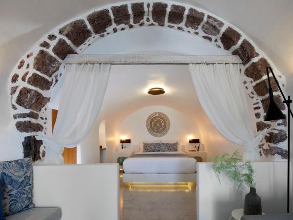 Filotera Suites : photo 5 de la chambre suite troglodyte lune de miel avec jacuzzi extérieur - vue sur caldeira