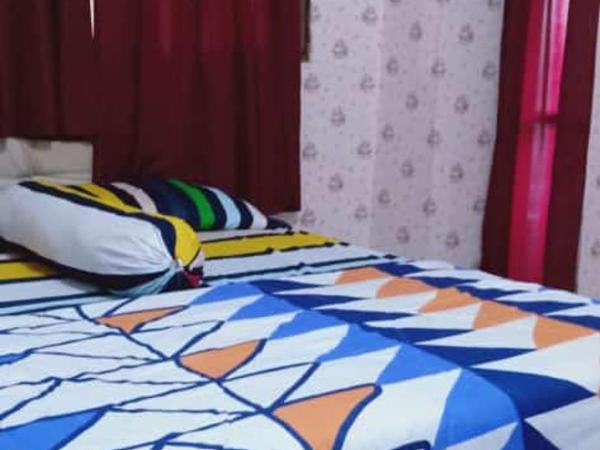 Mayestik Guest House Syariah : photo 1 de la chambre chambre double standard avec salle de bains commune