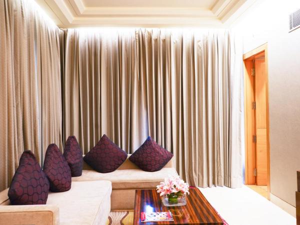 Crowne Plaza Today Gurugram, an IHG Hotel : photo 4 de la chambre suite 1 chambre lit king-size avec accès au salon-club