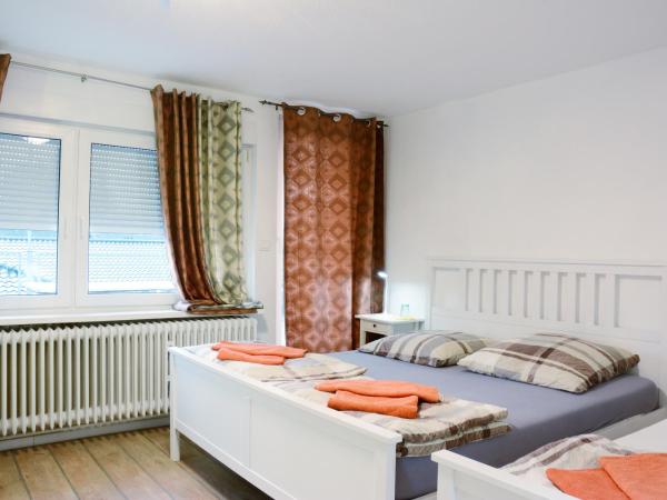 Restaurant Trocadero : photo 1 de la chambre chambre triple avec balcon