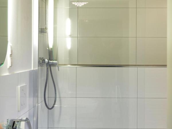 Restaurant Trocadero : photo 2 de la chambre chambre triple avec balcon