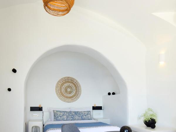 Filotera Suites : photo 4 de la chambre suite troglodyte exécutive avec jacuzzi extérieur - vue sur caldeira