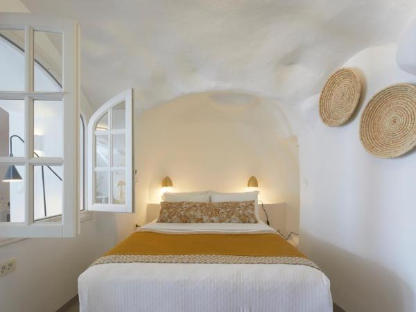 Filotera Suites : photo 8 de la chambre grande suite troglodyte avec jacuzzi extérieur - vue sur caldera