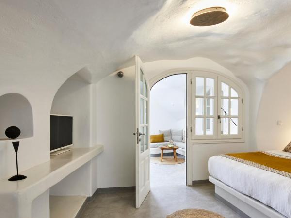 Filotera Suites : photo 7 de la chambre grande suite troglodyte avec jacuzzi extérieur - vue sur caldera