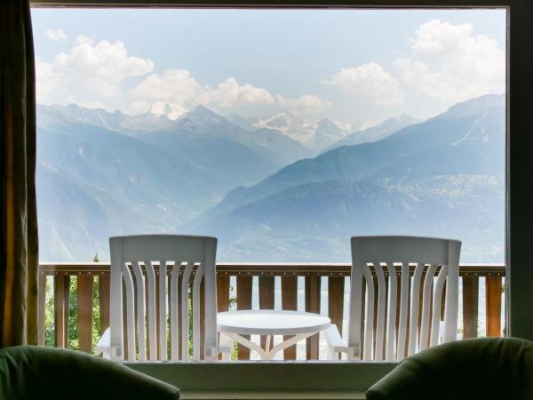 Hotel-Restaurant Le Mont Paisible, Crans-Montana : photo 7 de la chambre chambre double supérieure - vue sur montagne