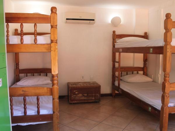 Bamboo Búzios Hostel : photo 1 de la chambre lit dans dortoir mixte de 4 lits avec salle de bains commune