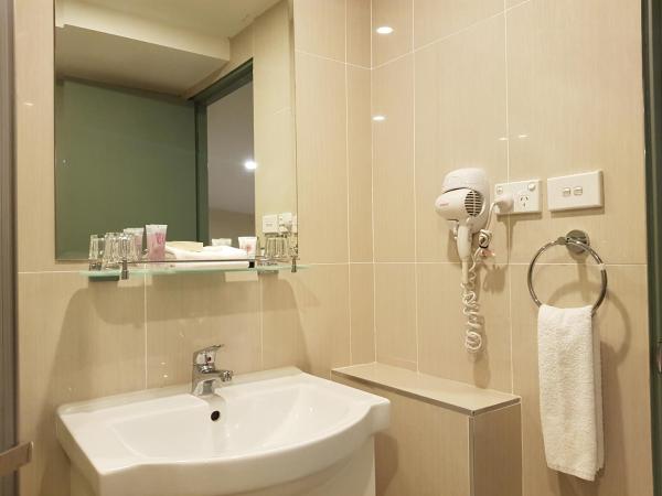 Twin Towers Inn : photo 5 de la chambre petite chambre lit queen-size Économique