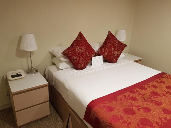 Twin Towers Inn : photo 2 de la chambre petite chambre lit queen-size Économique