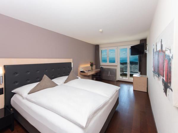 Hotel UTO KULM car-free hideaway in Zurich : photo 1 de la chambre chambre panorama - vue sur montagnes et lac