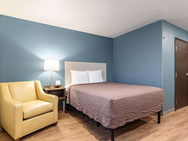 WoodSpring Suites Indianapolis Airport South : photo 2 de la chambre chambre lit queen-size avec douche accessible en fauteuil roulant - adaptée aux personnes à mobilité réduite - non-fumeurs