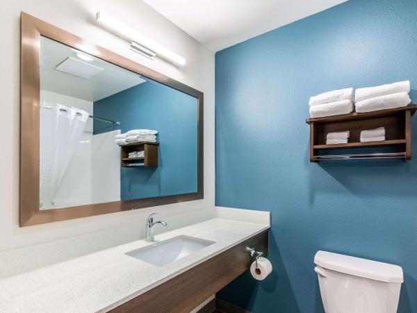 WoodSpring Suites Indianapolis Airport South : photo 5 de la chambre chambre lit queen-size avec baignoire - accessible aux personnes à mobilité réduite - non-fumeurs