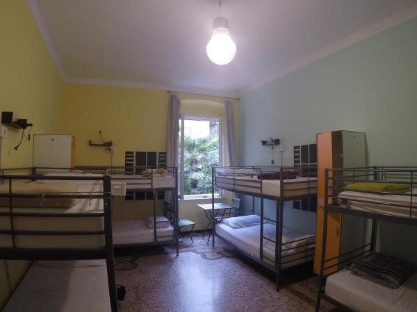 Home Genoa Hostel : photo 4 de la chambre lit dans dortoir mixte de 8 lits 