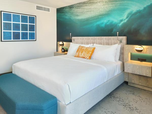 OUTRIGGER Waikiki Beachcomber Hotel : photo 9 de la chambre chambre 1 lit king-size - vue partielle sur océan