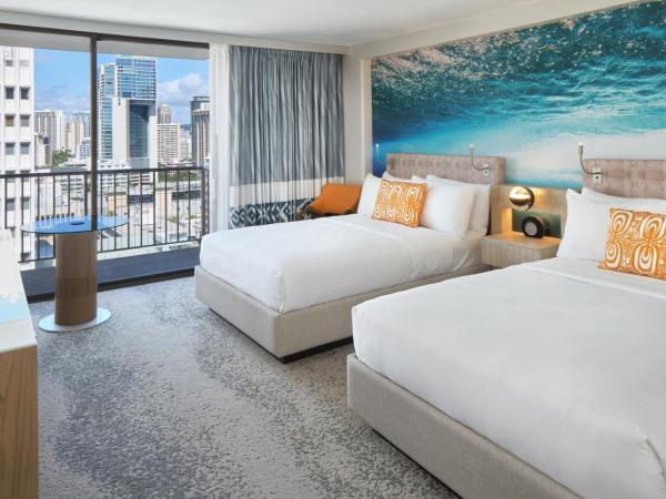 OUTRIGGER Waikiki Beachcomber Hotel : photo 10 de la chambre hébergement avec 2 lits doubles - vue partielle sur océan