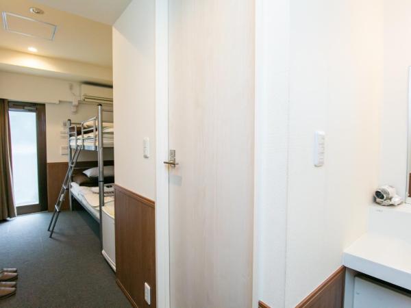 Oak Hotel Edo : photo 1 de la chambre chambre lits jumeaux avec lits superposés et salle de bains commune