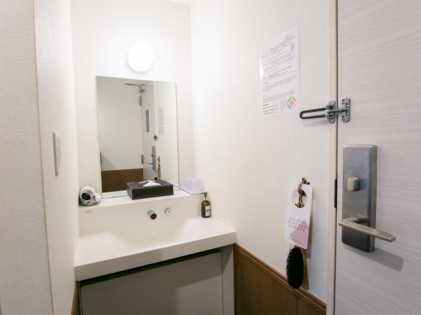 Oak Hotel Edo : photo 4 de la chambre chambre lits jumeaux avec lits superposés et salle de bains commune