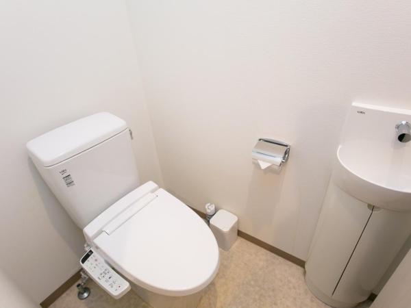 Oak Hotel Edo : photo 5 de la chambre chambre lits jumeaux avec lits superposés et salle de bains commune