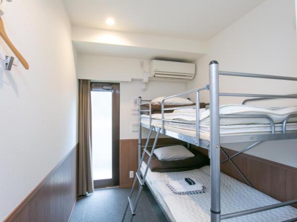 Oak Hotel Edo : photo 3 de la chambre chambre lits jumeaux avec lits superposés et salle de bains commune