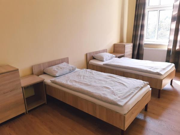 Hostel Katowice Centrum : photo 3 de la chambre chambre lits jumeaux avec salle de bains commune