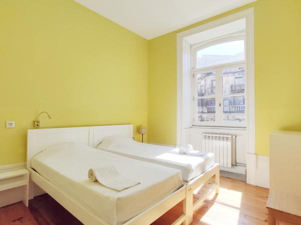 Best Guest Porto Hostel : photo 1 de la chambre chambre lits jumeaux avec salle de bains privative