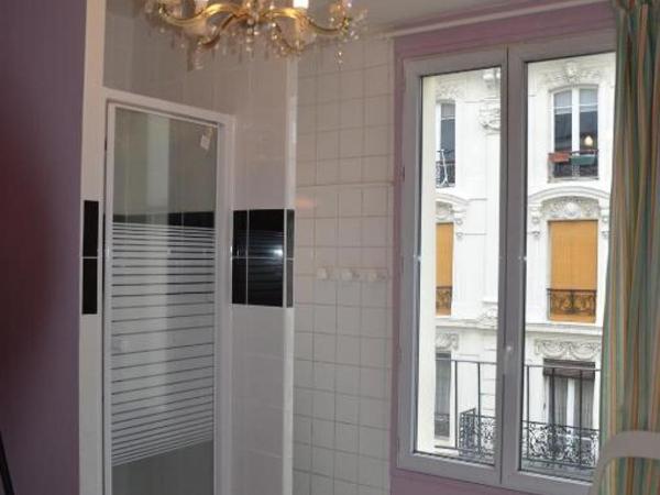 Hôtel Richard : photo 1 de la chambre chambre simple avec salle de bains privative