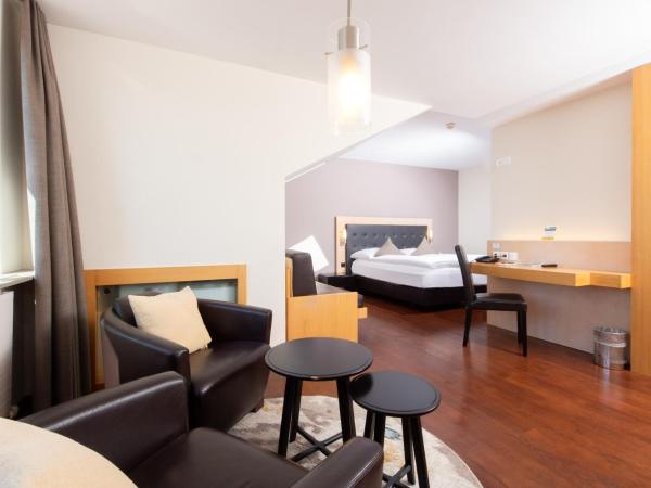 Hotel UTO KULM car-free hideaway in Zurich : photo 2 de la chambre chambre triple - vue sur alpes et lac
