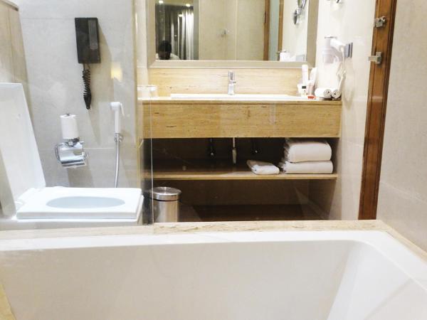 Ramada Gurgaon Central : photo 6 de la chambre club twin room - non-smoking with happy hours (1+1;only applicable for imfl not all the brand at the bar),15% discount on f&b,inr 500 spa credit, early check-in for 03 hours and late checkout for 03 hours