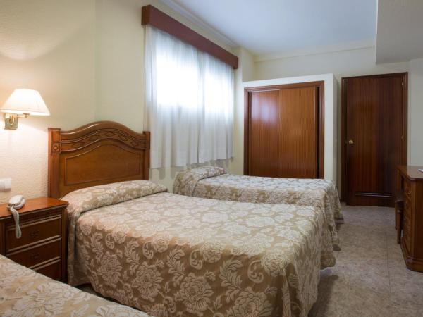 Hotel Riviera : photo 4 de la chambre chambre double avec lit d'appoint