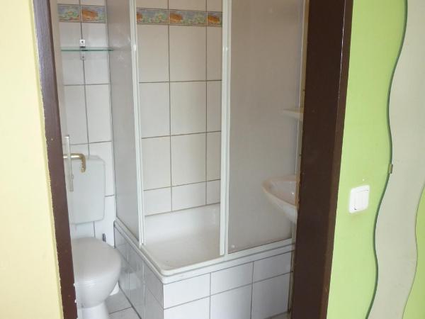 Buch-Ein-Bett Hostel : photo 1 de la chambre chambre quadruple avec salle de bains privative